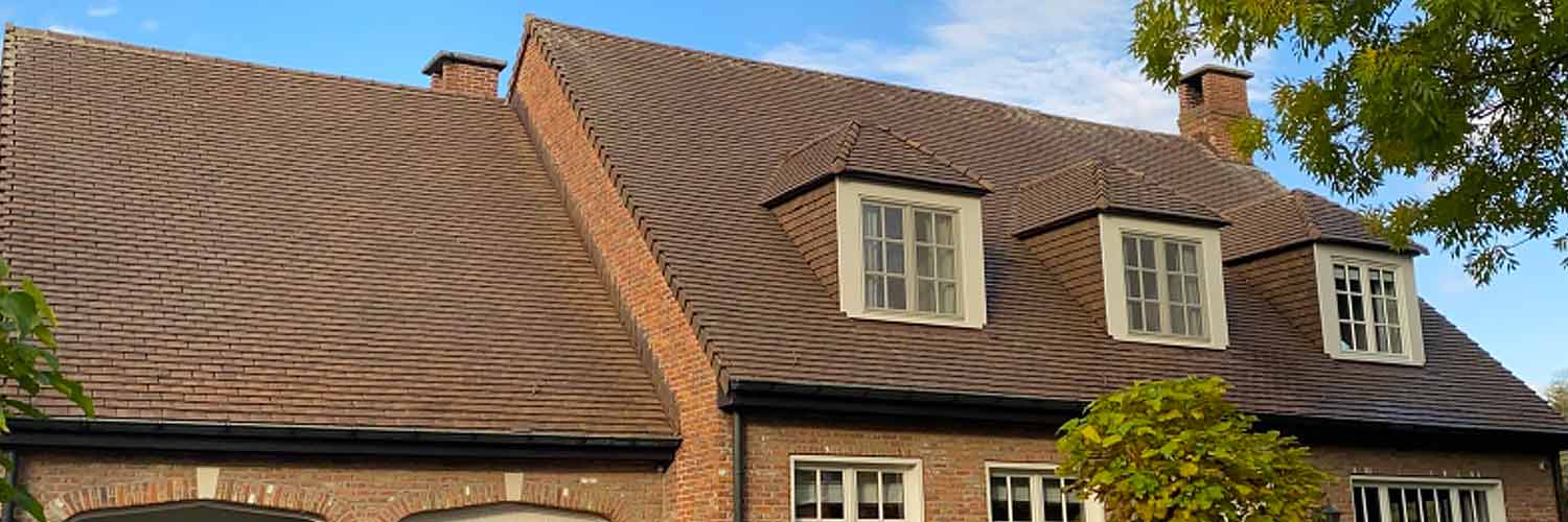 Nettoyage toiture - LE FOURN Rénov artisan toiturier couvreur en Belgique : nettoyage, traitement anti-mousse démoussage toiture. Peinture revêtement peinture hydrofuge coloré sur toiture Intervention en Belgique: région Flamande, Wallonne et Bruxelles….