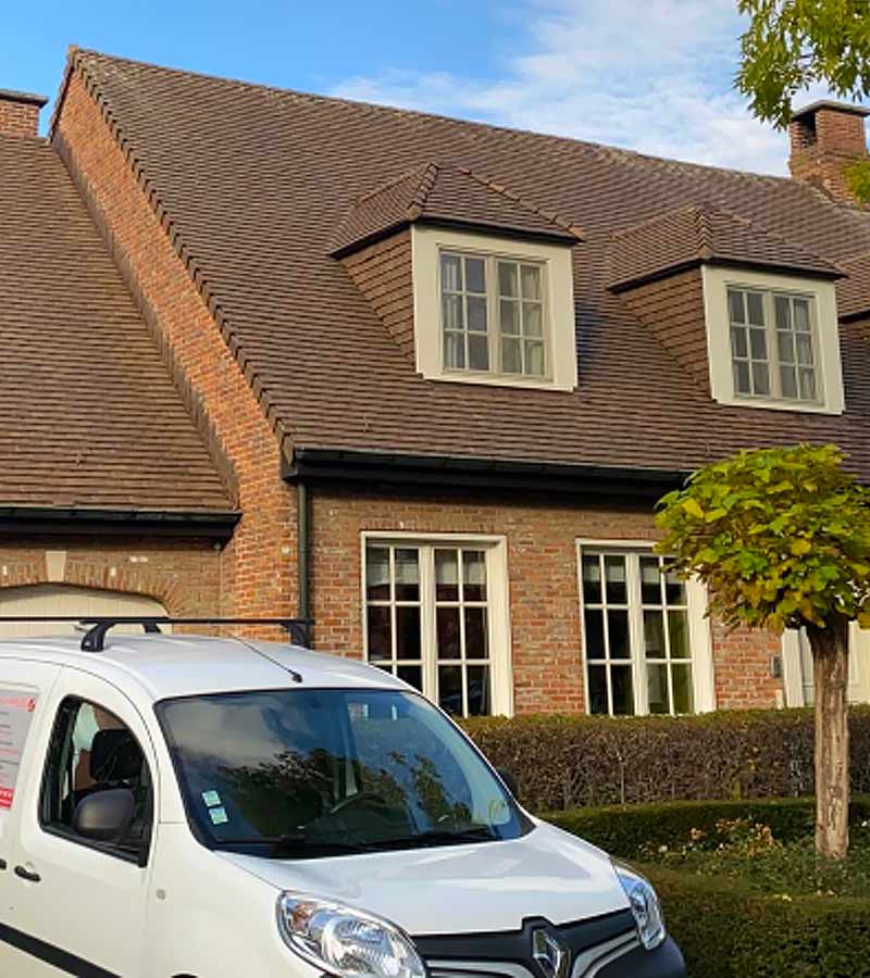 Nettoyage toiture - LE FOURN Rénov artisan toiturier couvreur en Belgique : nettoyage, traitement anti-mousse démoussage toiture. Peinture revêtement peinture hydrofuge coloré sur toiture Intervention en Belgique: région Flamande, Wallonne et Bruxelles….