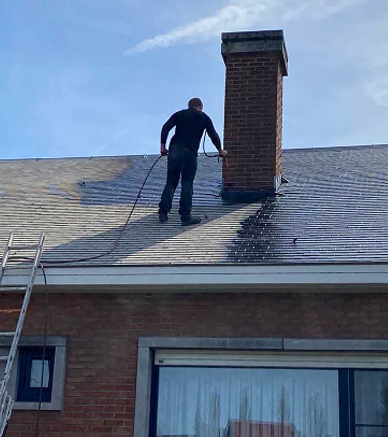 Nettoyage toiture - LE FOURN Rénov artisan toiturier couvreur en Belgique : nettoyage, traitement anti-mousse démoussage toiture. Peinture revêtement peinture hydrofuge coloré sur toiture Intervention en Belgique: région Flamande, Wallonne et Bruxelles….