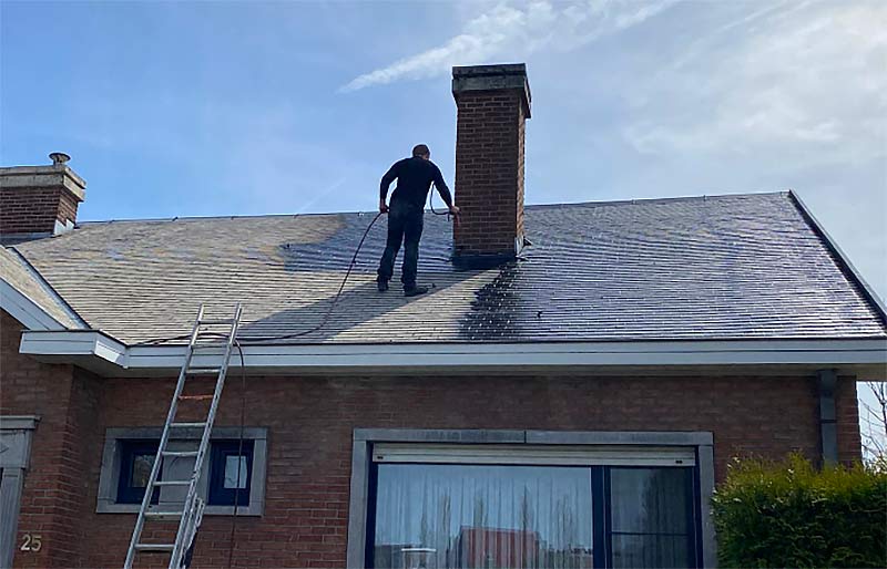 Nettoyage toiture - LE FOURN Rénov artisan toiturier couvreur en Belgique : nettoyage, traitement anti-mousse démoussage toiture. Peinture revêtement peinture hydrofuge coloré sur toiture Intervention en Belgique: région Flamande, Wallonne et Bruxelles….